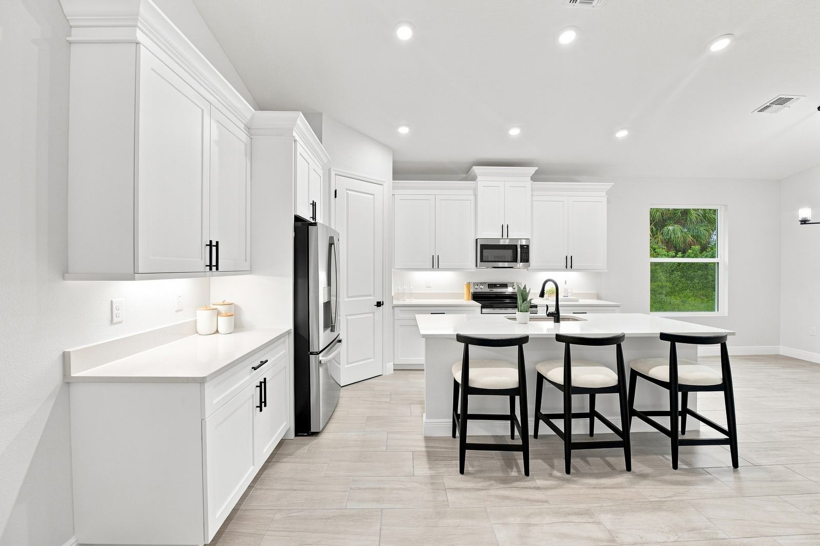 Custom wood cabinets and granite counters in an Eastern Homes kitchen