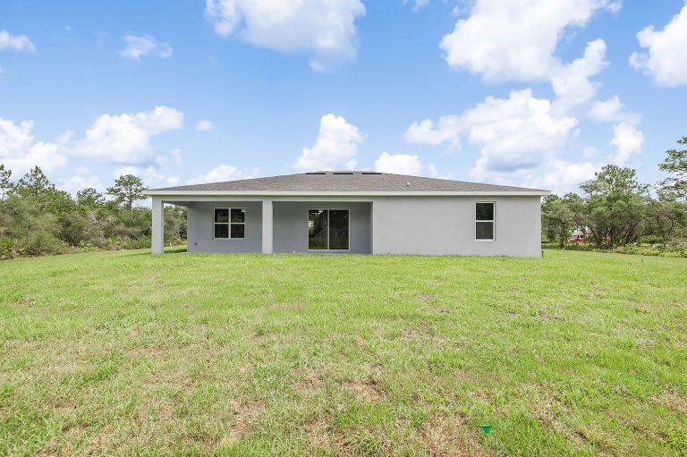 Back of the home and covered lanai at 30340 West Bluebell Avenue, Eustis