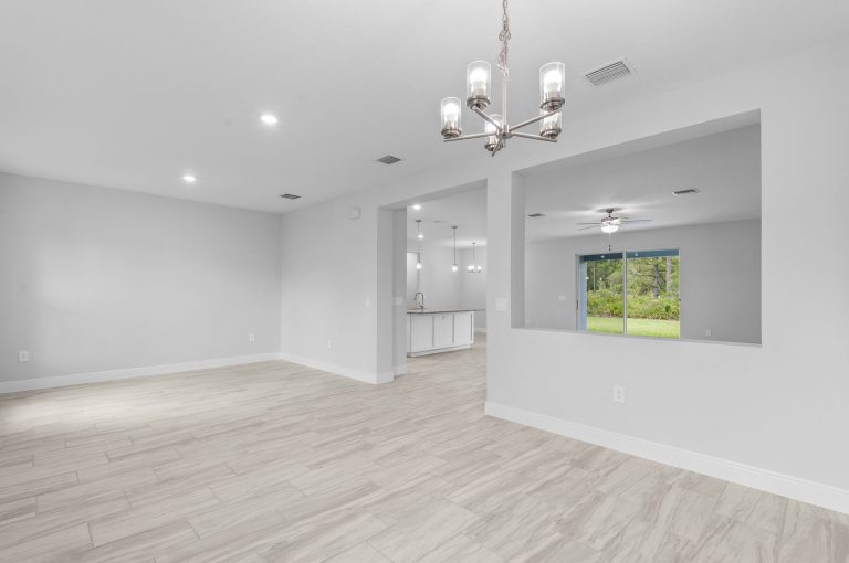 Dining room with a chandelier at 30340 West Bluebell Avenue, Eustis