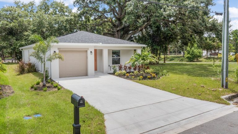 Driveway of 424 Douglas Court, Fort Pierce