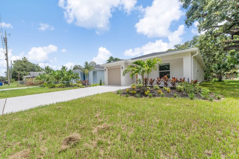 Front yard of 424 Douglas Court, Fort Pierce