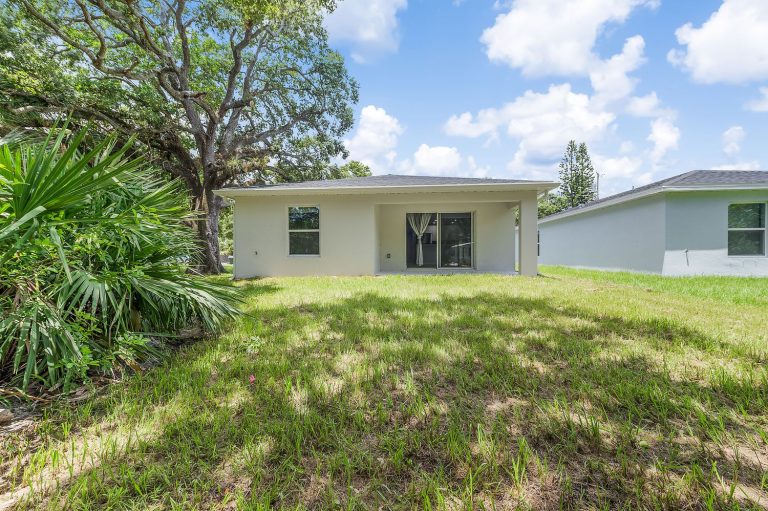 Side of 424 Douglas Court, Fort Pierce