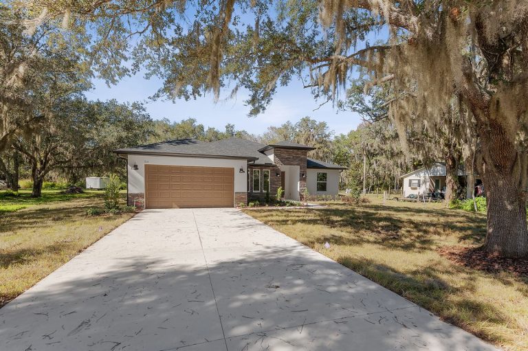 Driveway and front exterior of the Royal floor plan in Geneva, Florida